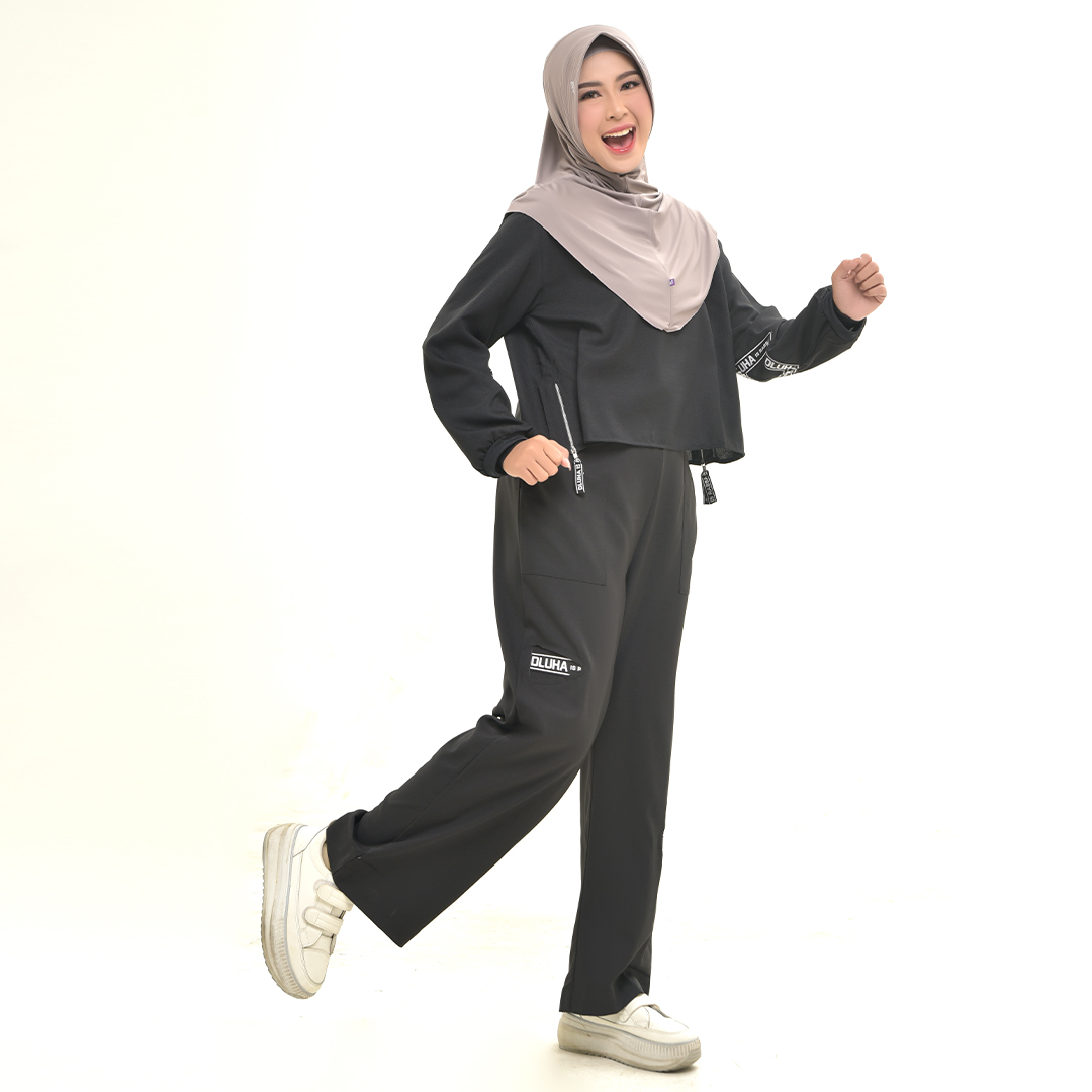 ayol vulvasining yaqindan tasviri Sohildagi ayol erkakning qolini silkitadi (xususiy)